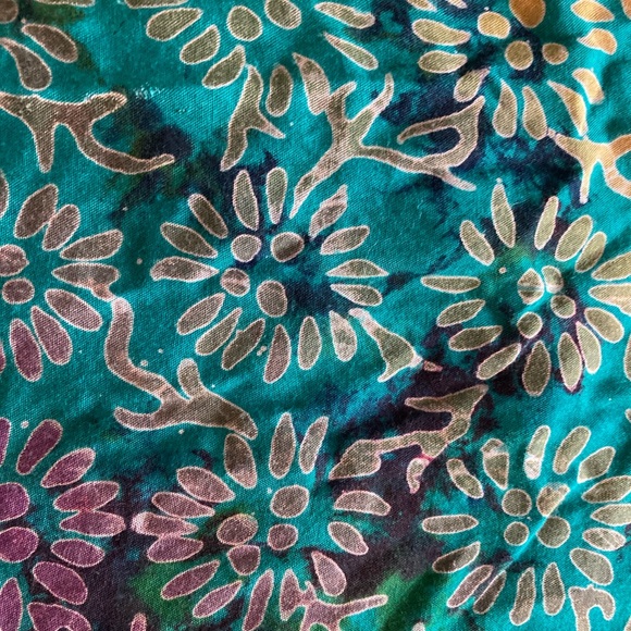 Batik fits size M made in Indonesia green pull on blouse - Picture 4 of 5